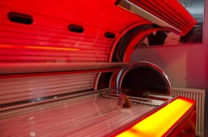Przebarwienia – brązowe plamy na nogach po solarium. Porady kosmetyczne