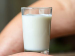 Nabiał a trądzik: jak rozpoznać wpływ mleka na cerę i bezpiecznie ograniczyć jego spożycie